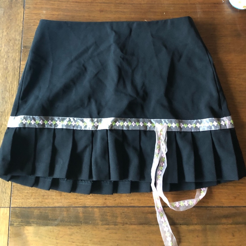 black pleated skirt
